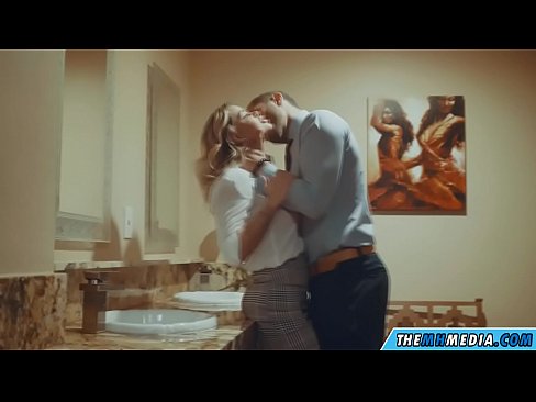 ❤️ Nalika pirang busty seduces anjeun dina restroom umum ❤❌ Video anal di urang ☑